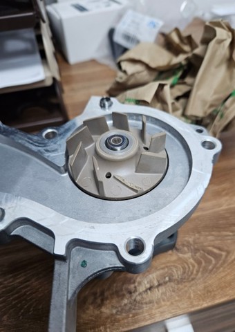Помпа охлаждения DS7Z8501E FORD