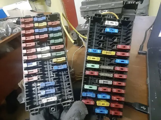 7703297579 RENAULT Блок предохранителей купить в Киев