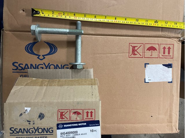 Болт переднего рычага, нижнего 4454009000 SSANG YONG