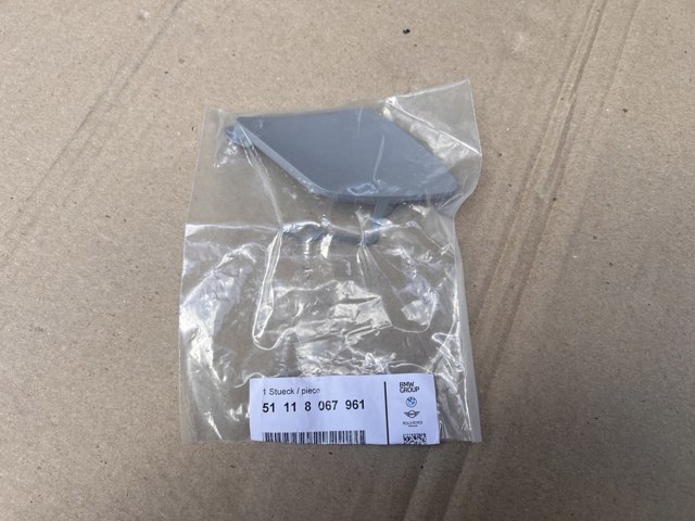 Заглушка буксировочного крюка в передний бампер 51118067961 BMW