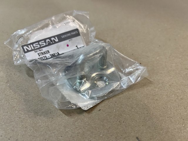 NISSAN 805703NF1A Петля-зацеп (ответная часть) замка двери передней в наличии Чернигов