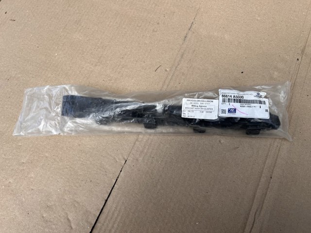 Правый кронштейн крепления бампера заднего 86614A5000 HYUNDAI