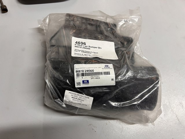 Правое крепление заднего бампера 866182W000 HYUNDAI