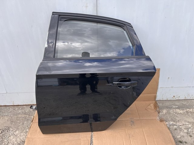 Задняя левая дверь 8V5833051A VAG
