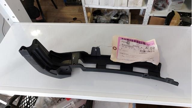 MERCEDES A1568851821 Кронштейн бампера переднего правый в наличии Полтава