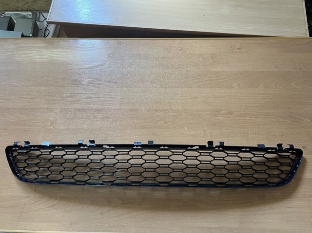 Решетка бампера переднего центральная 51118064930 BMW