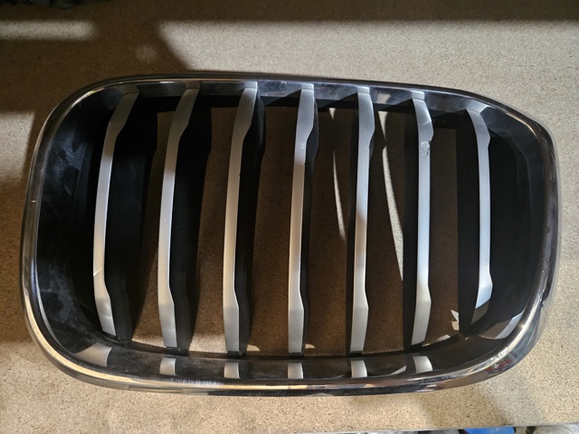 Решетка радиатора левая 51138091725 BMW