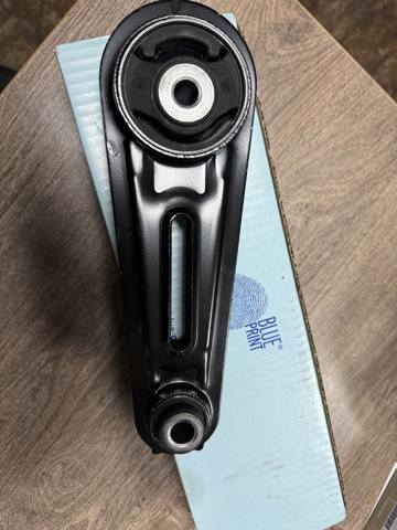 Подушка (опора) двигателя, левая нижняя 11360JD00A NISSAN