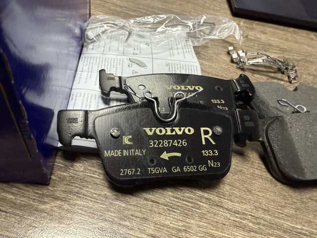 VOLVO 32287430 Задние тормозные колодки в наличии Львов