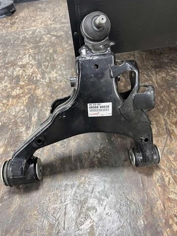 Нижний правый рычаг передней подвески 4806860030 TOYOTA