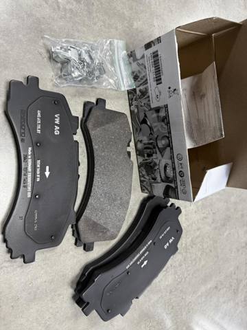 Колодки тормозные передние дисковые 4M0698151BB VAG