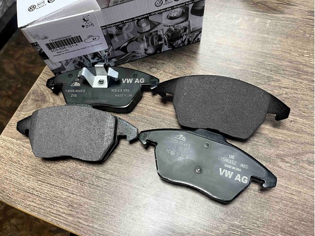 Колодки тормозные передние дисковые 5C0698151A VAG