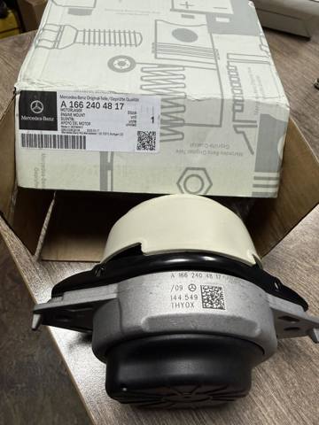 Левая подушка двигателя A1662404817 MERCEDES