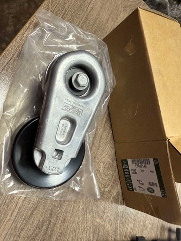 Натяжитель клинового ремня LR016140 LAND ROVER