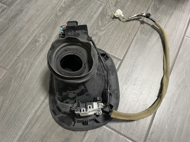 KMV642411B MAZDA Лючок бензобака (топливного бака) купить в Павлоград