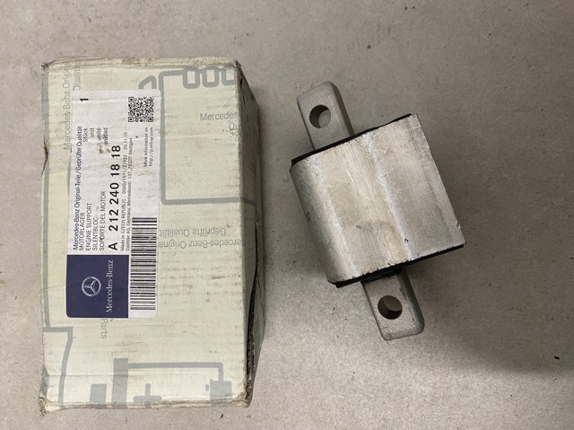 Задняя подушка КПП A2122401818 MERCEDES