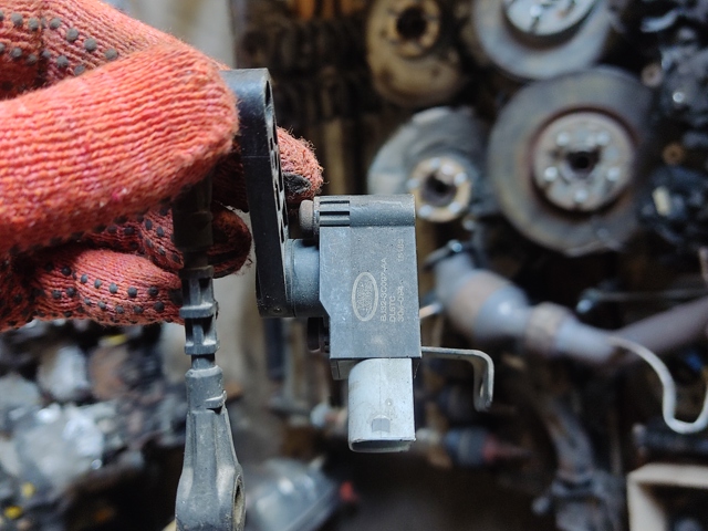 LR024219 LAND ROVER Датчик уровня положения кузова передний правый купить в Украина