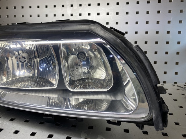 VOLVO 30698826 Правая фара в наличии Ужгород