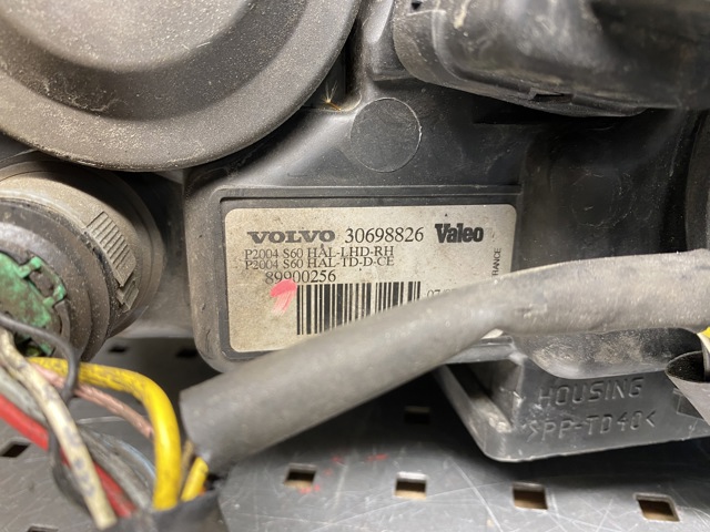 VOLVO 30698826 Фара правая в наличии Ирпень