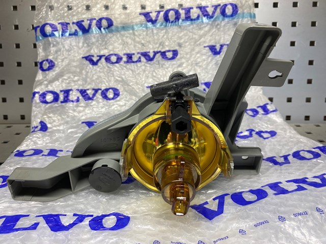 VOLVO 30865565 Фара противотуманная правая в наличии Киев