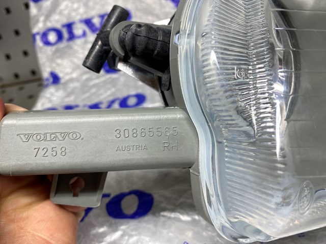 VOLVO 30865565 Фара противотуманная правая в наличии Чернигов