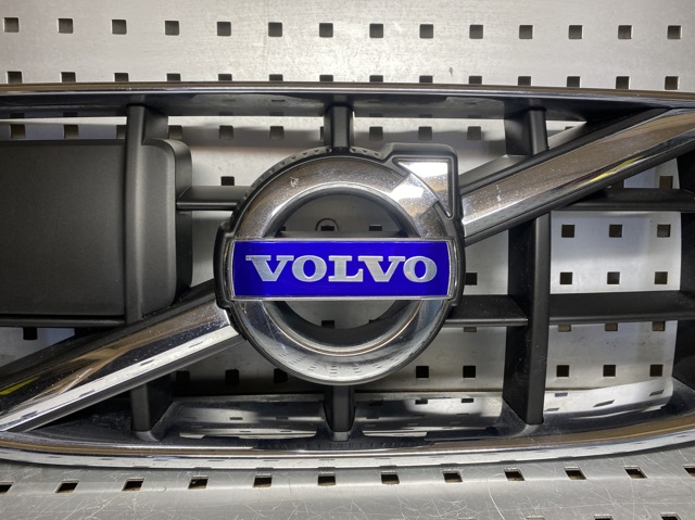 VOLVO 31283903 Решетка радиатора в наличии Киев