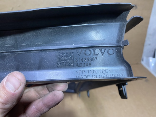 VOLVO 31425367 Дефлектор радиатора в наличии Украина