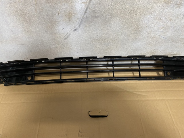 VOLVO 31663679 Решетка бампера переднего центральная в наличии Павлоград