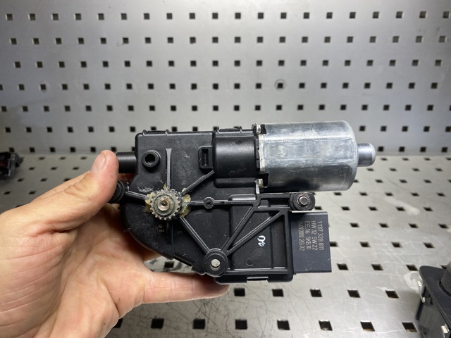Мотор привода люка 4L0959591A VAG