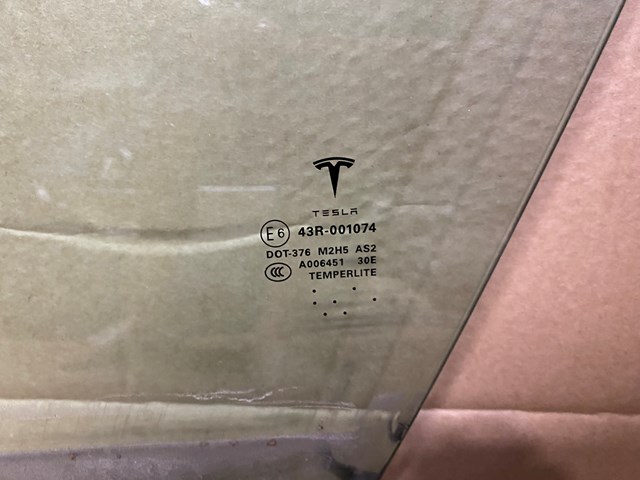 TESLA 600654700E Стекло двери передней левой в наличии Киев