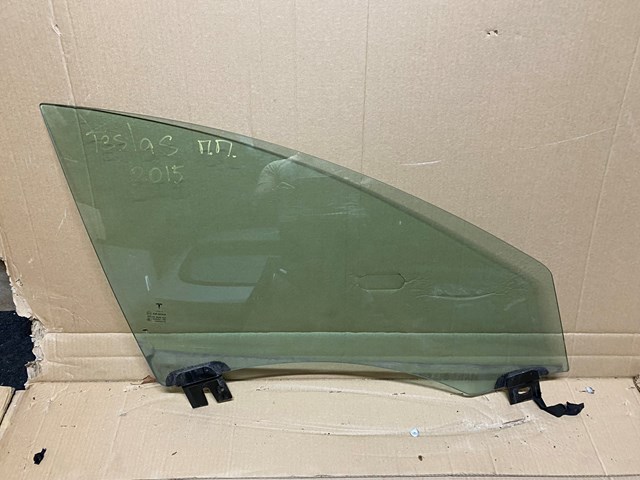 Стекло пассажирской двери 600664700E TESLA