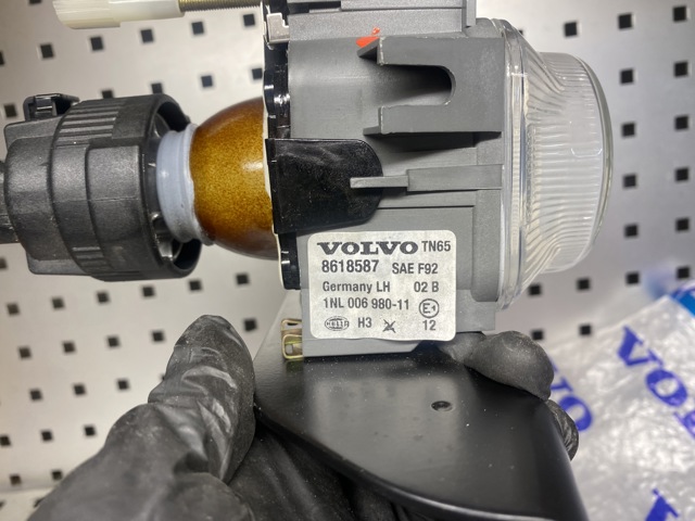 VOLVO 8618587 Фара противотуманная левая в наличии Харьков