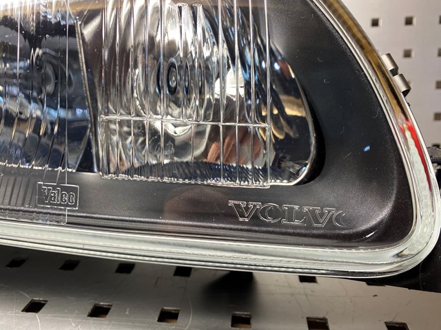 8693568 VOLVO Фара правая купить в Чернигов