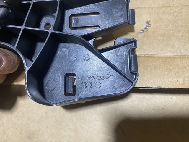 VAG 8T1823633 Кронштейн ручки открывания капота в наличии Винница