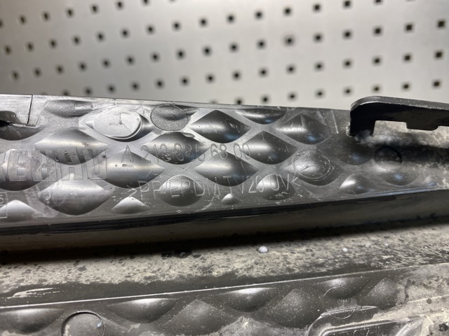 MERCEDES A2138856800 Заглушка (решетка) противотуманных фар бампера переднего правая в наличии Ирпень