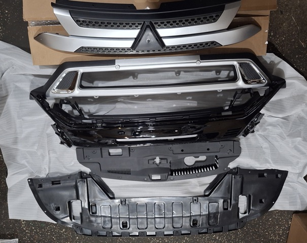 Решетка бампера переднего центральная Mitsubishi Outlander 3
