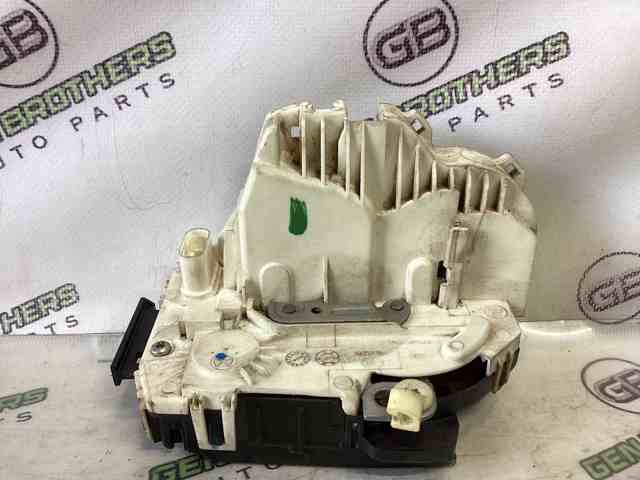 Замок задней правой двери  04589922AD CHRYSLER