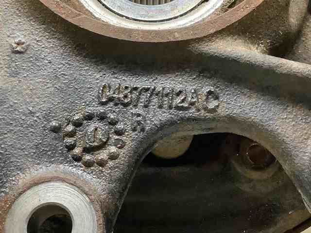 Цапфа поворотная правая 04877112AC CHRYSLER