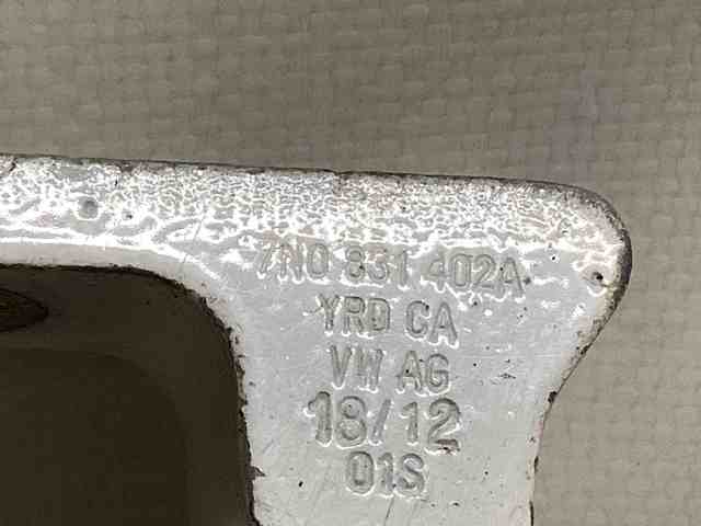 Петля передней двери, правой 7N0831402A VAG