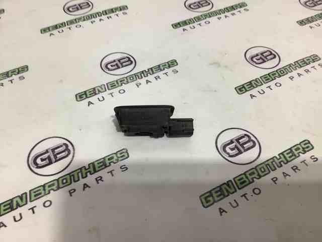 Кнопка привода замка 3/5 двери (ляды)/крышки багажника LR029038 LAND ROVER
