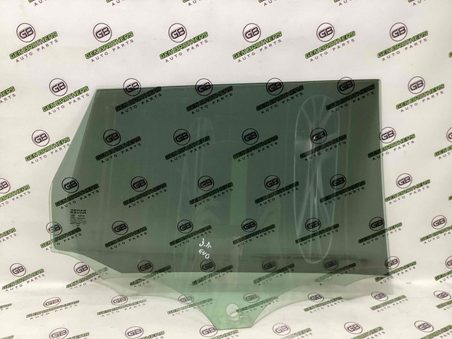 Стекло задней двери, левой LR044530 LAND ROVER