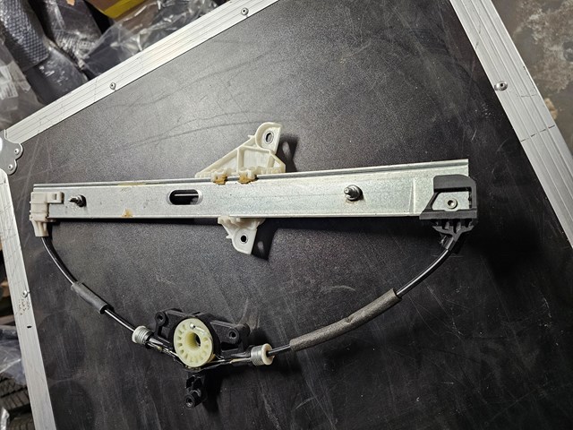 Механизм стеклоподъемника двери задней левой KB7W73590 Mazda