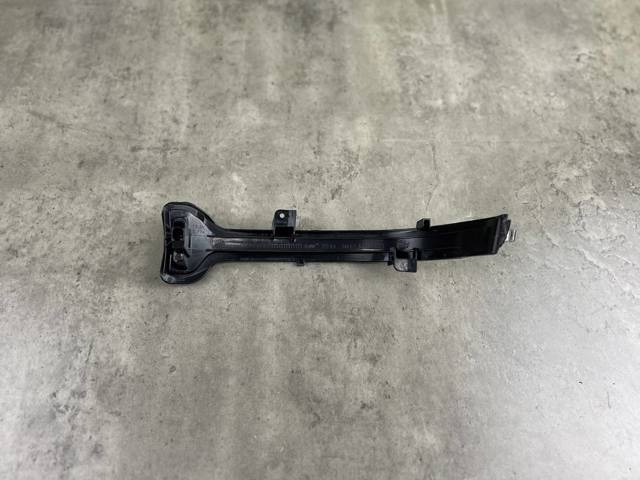 Покажчик повороту дзеркала, правий 63137498160 BMW
