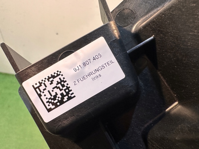 Купить 9J1807405 Porsche Направляющая заднего бампера левая