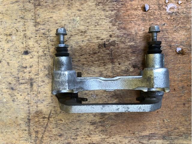 Купить KAY02628X Mazda Скоба заднего суппорта
