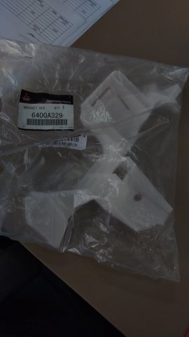 Купить 6400A329 Mitsubishi Кронштейн (адаптер) крепления фары передней левой
