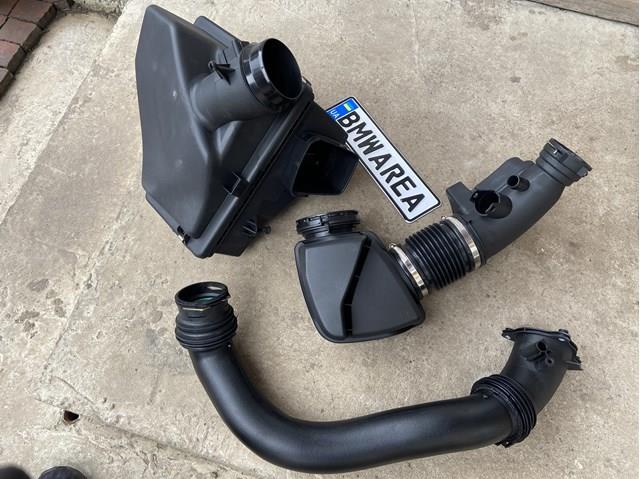 Tubo flexible de aire de sobrealimentación, entrada de resonador 13718601681 BMW