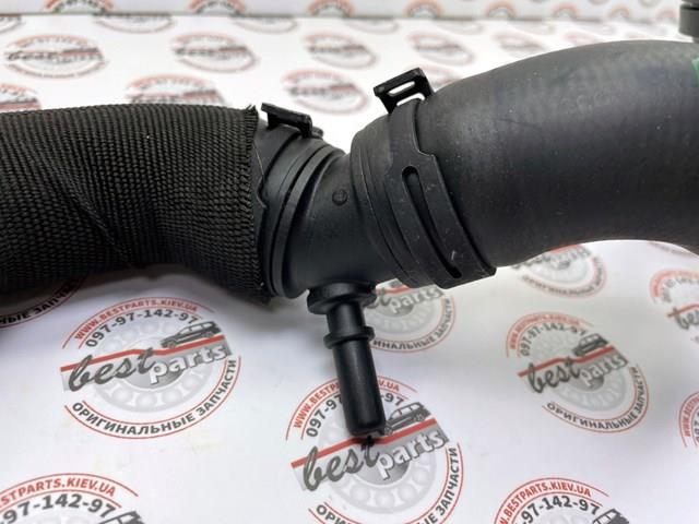 Патрубок системы охлаждения Land Rover LR034641