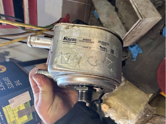 Radiador de aceite, bajo de filtro 1103N1 PEUGEOT