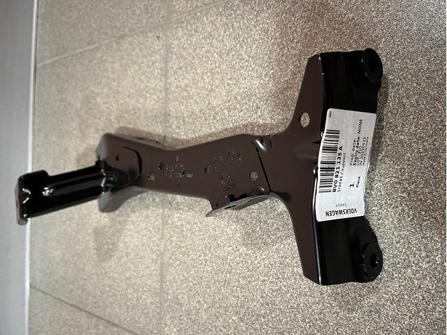 Кронштейн кріплення крила переднього лівого, передній 8V0821135A VAG